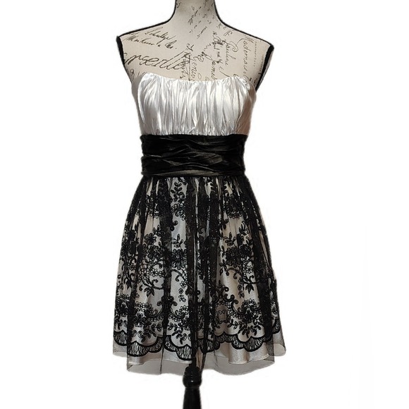 Roberta Bridal Dresses & Skirts - Vintage Roberta Lace Satin Strapless Fit Flare Mini Dress Size 10 Y2K Party